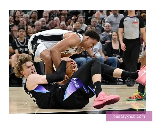 全队起立为卡斯尔庆祝三双创四项纪录 比肩邓肯19年 文班称其本就优秀